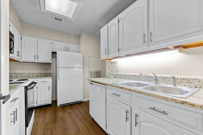 Building Photo - IMMEDIATE MOVE IN: West Campus 2 Bed/2 Bath