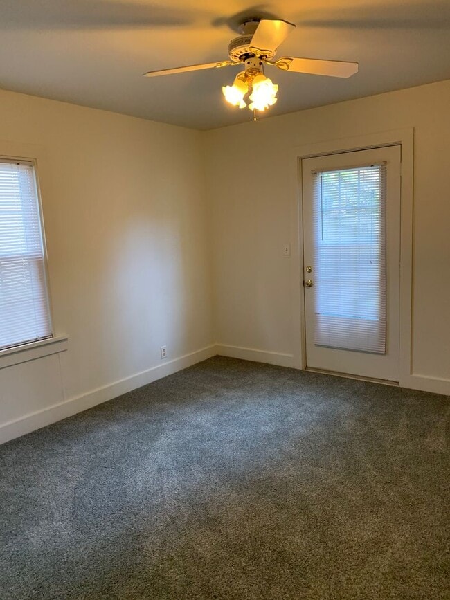 Building Photo - 2-bed home across from Glenn Park!