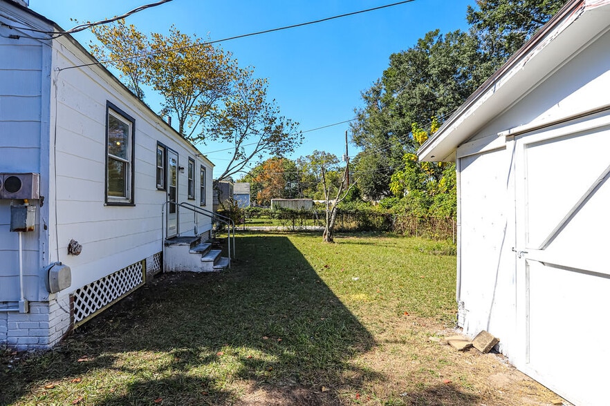 Fenced-in backyard with large storage shed - 2016 Hawthorne St