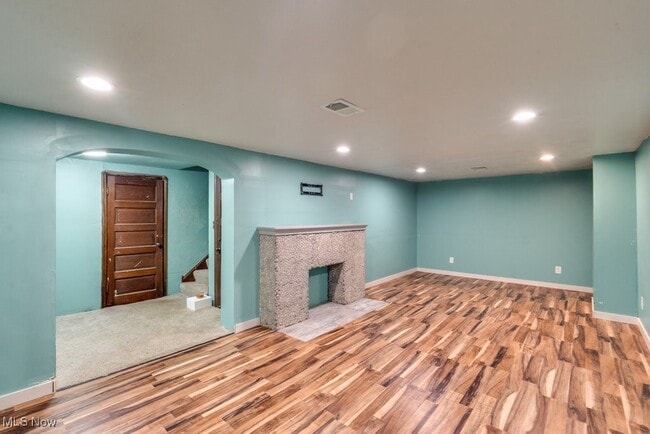 Building Photo - 630 Mineola Ave