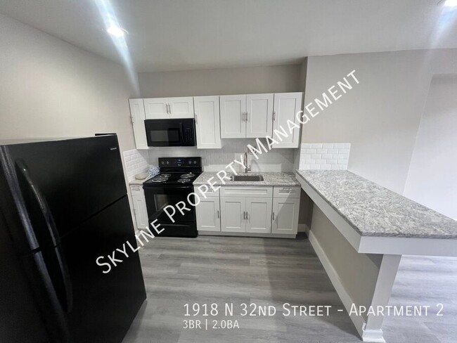 Building Photo - Newly Renovated 3 Bedroom Apartment For Re...