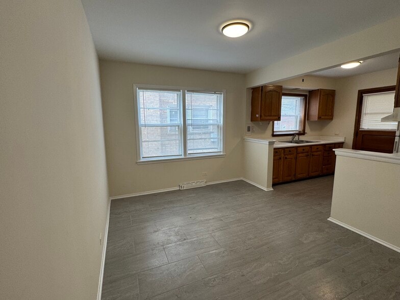 Building Photo - 2936 W Touhy Ave