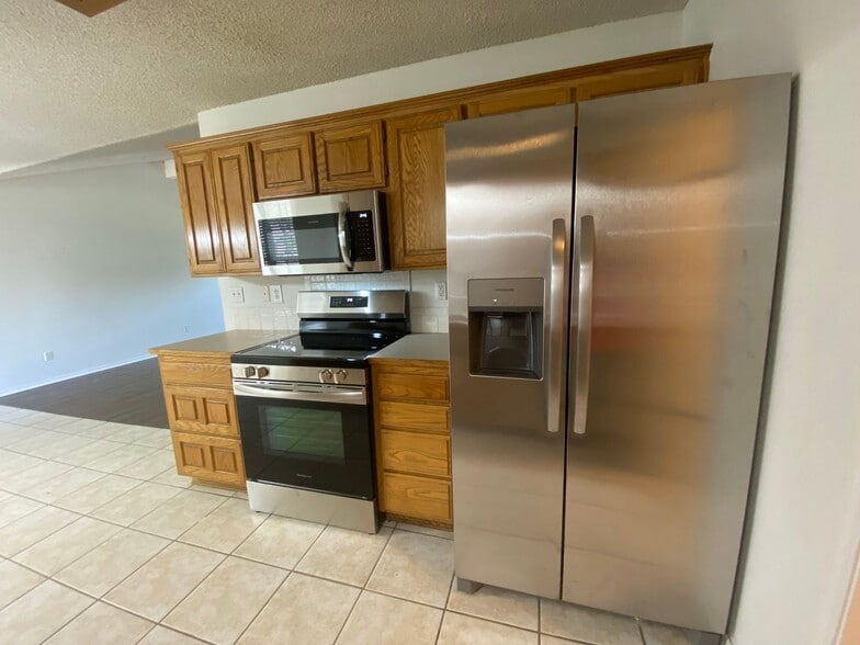 Building Photo - 4377 W Cheyenne Dr