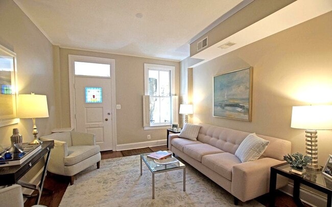 Building Photo - 307 9th St SE