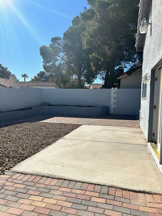 Building Photo - CHARMING 1 STORY - 2 BEDROOM HOME CLOSE TO...