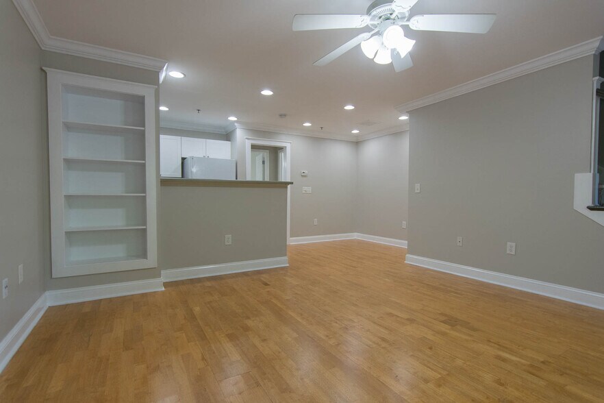 Building Photo - 490 Barnett Shoals Rd