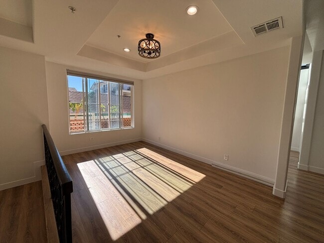 Building Photo - Remodeled 3 Bed 3 Bath Townhome for Rent in Glendale, CA