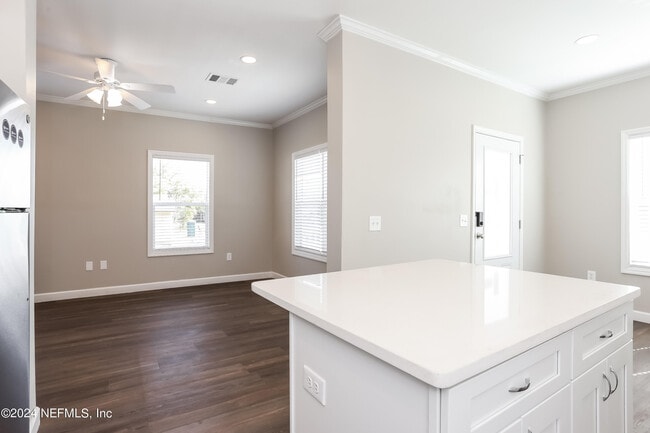 Building Photo - 2119 Lewis St