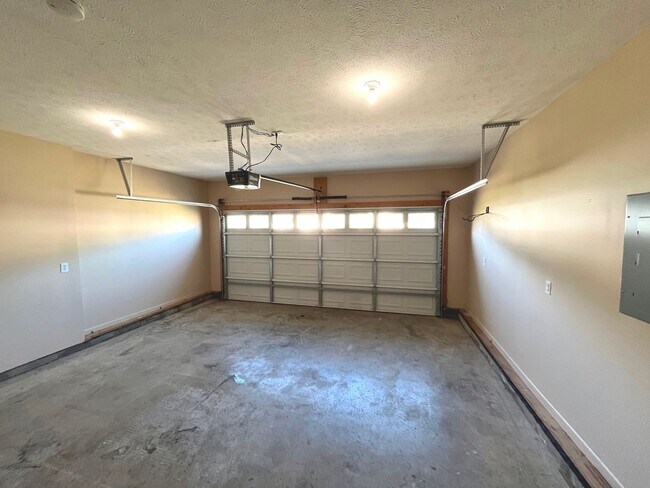 Building Photo - Available Now!  Beautiful ranch style home at Exit 1, pets allowed!
