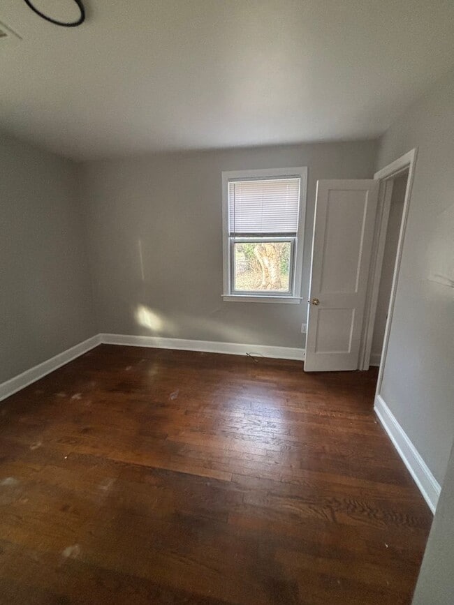 Building Photo - 2 bedroom 1 bathroom house