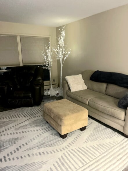 Living Room - 410 6th Ave SW