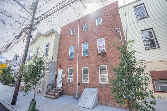 Building Photo - 427 4th St