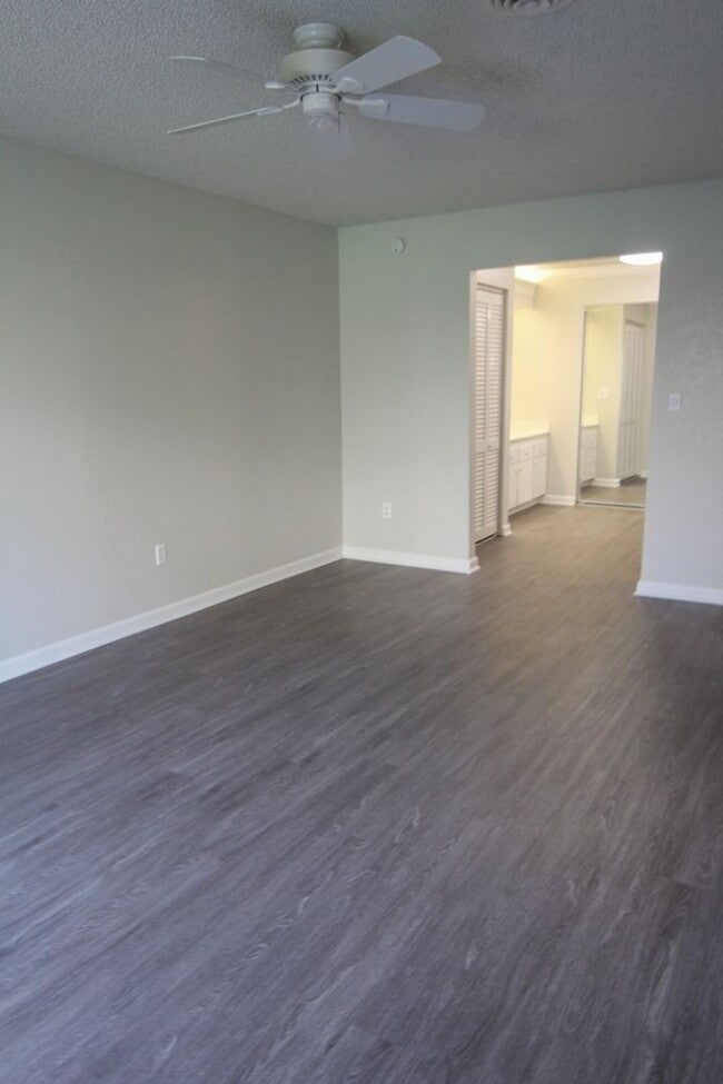 Building Photo - Remodeled Redding Condo!
