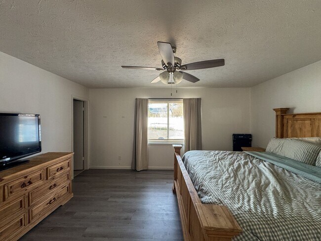 Building Photo - Charming 3 Bed 2 Bath Home with Fenced Yard