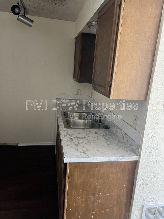 Building Photo - 1510 Cherrycrest Ln