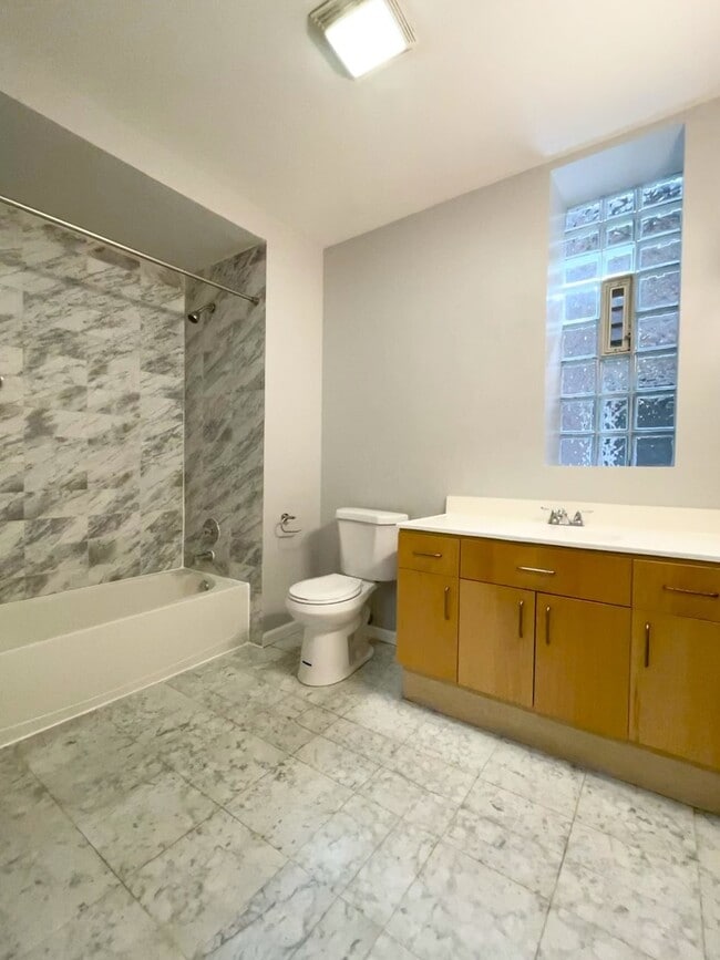 Building Photo - 1927 N Wolcott Ave