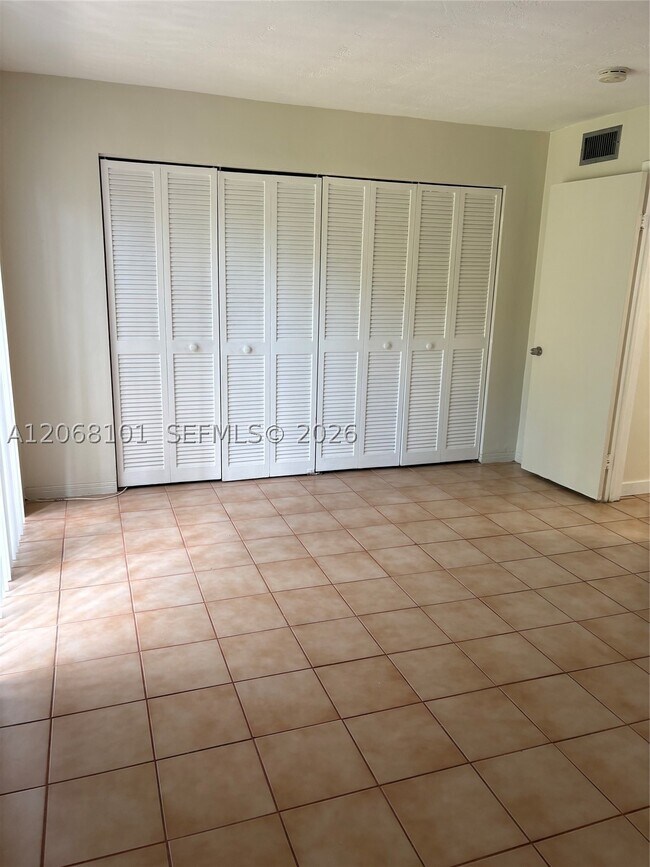 Building Photo - 16215 NE 18th Ct