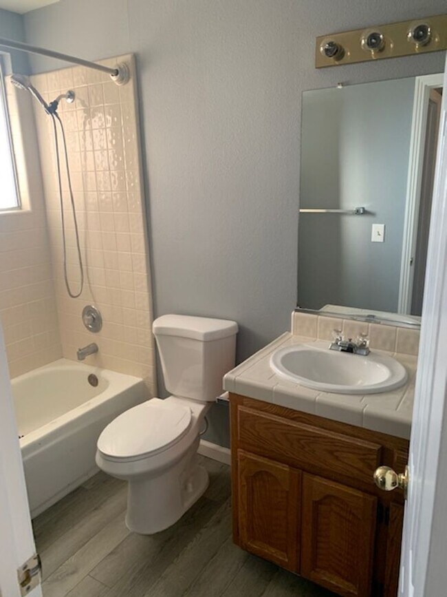 Building Photo - Beautiful 4 Bedroom 2 Bath Located in Nort...