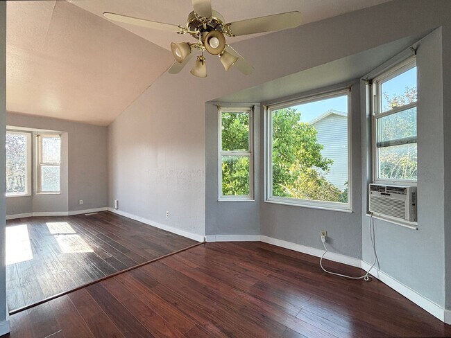 Building Photo - Spacious Split Level in Kearns!