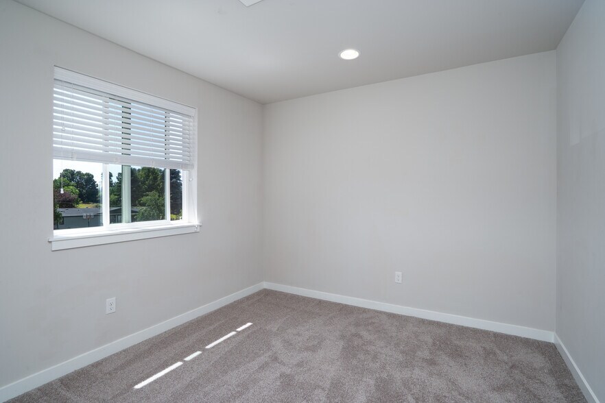 Building Photo - 604 F and S Grade Rd