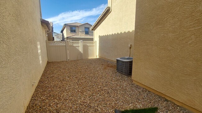 Building Photo - GORGEOUS GILBERT HOME!