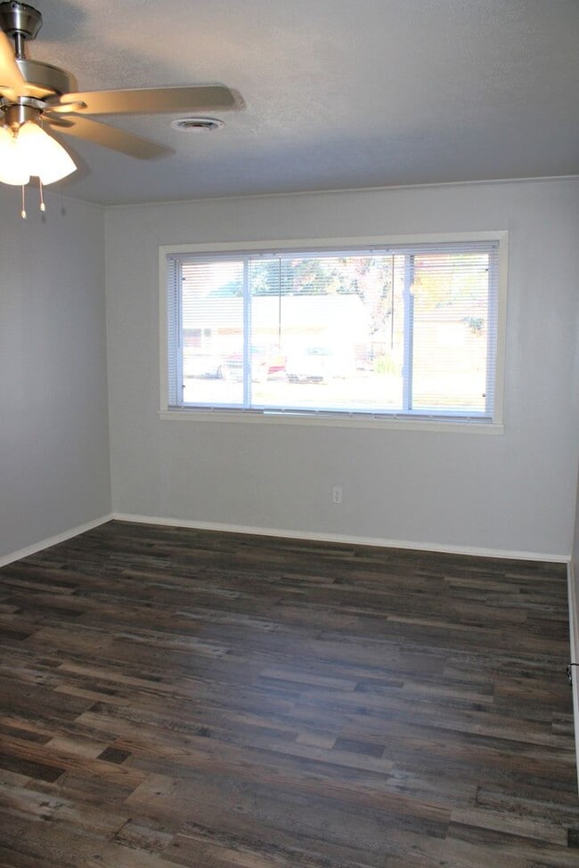 Building Photo - 4 BEDROOM HOUSE BY ELEMENTARY SCHOOL*