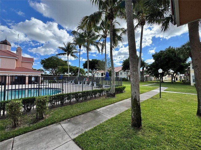 Building Photo - 2404 Belmont Ln