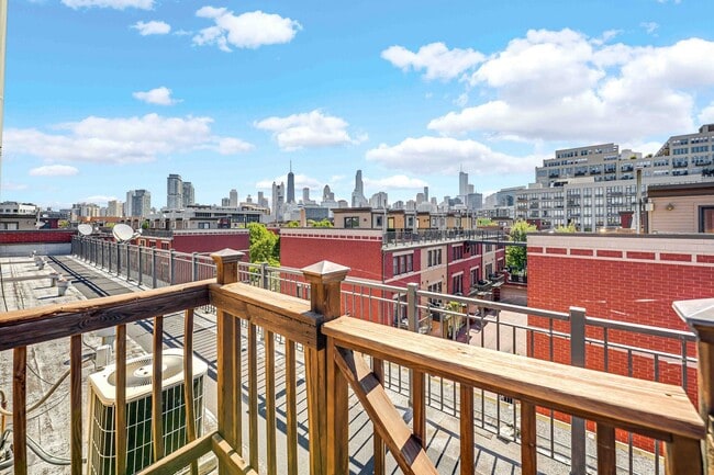 Building Photo - 1040 N Kingsbury St