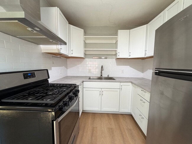 Building Photo - Charming 2 Bed / 1 Bath – Newly Remodeled with Bonus Space!