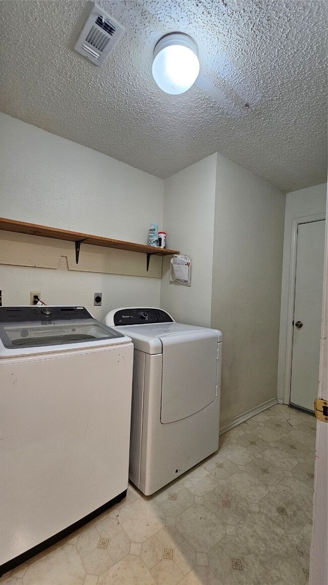 Building Photo - 543 Oakdale Dr