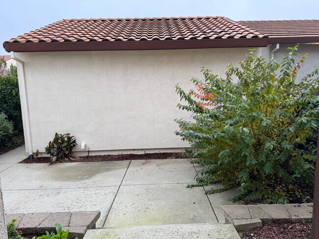 Building Photo - Corner lot Roseville property!