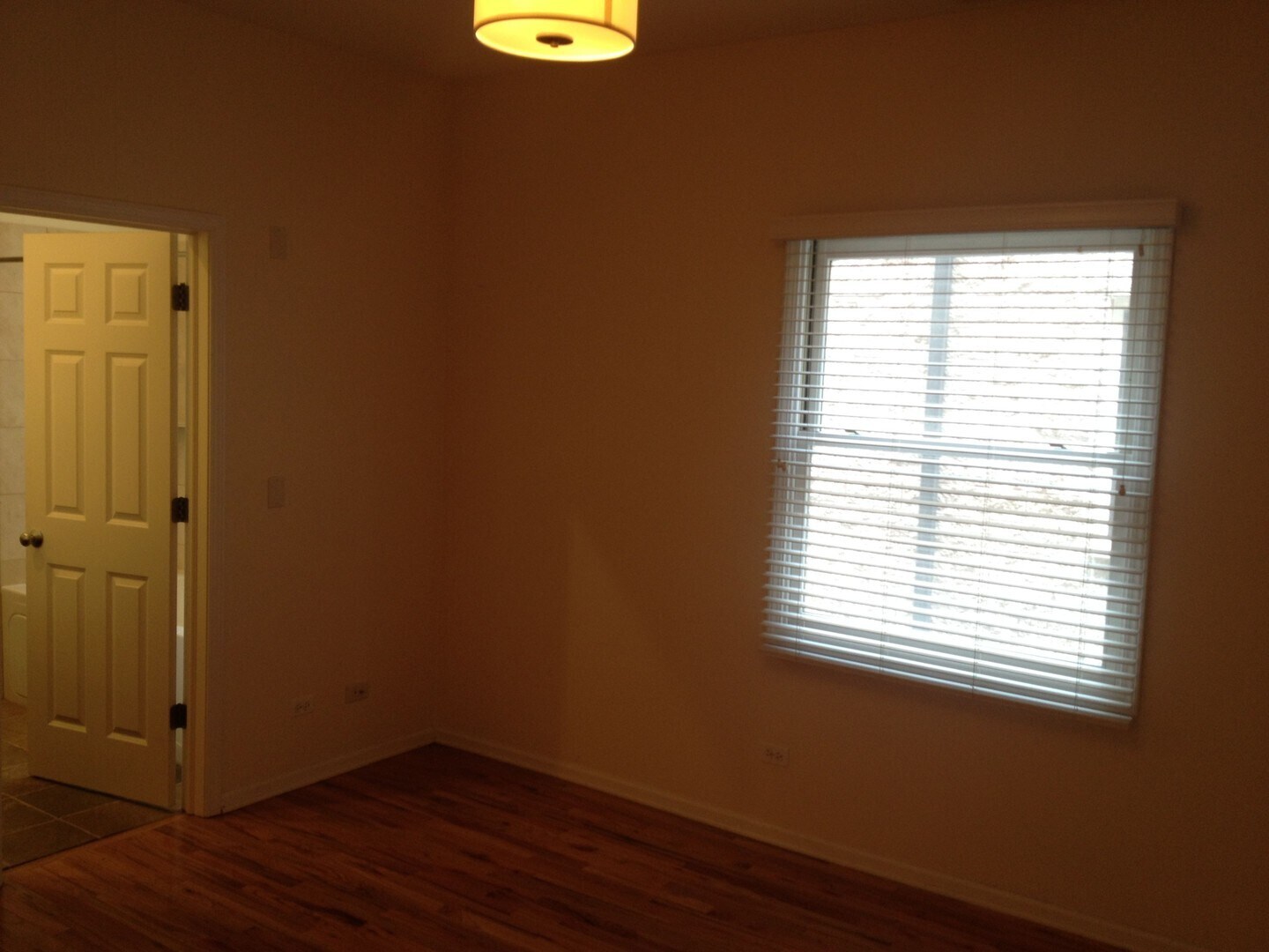Building Photo - 1528 W Greenleaf Ave