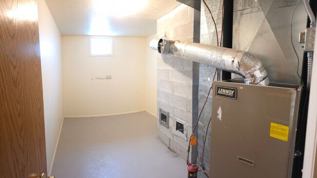 Building Photo - 3 bed, 3 bath Home in Sunnydell area Rexburg