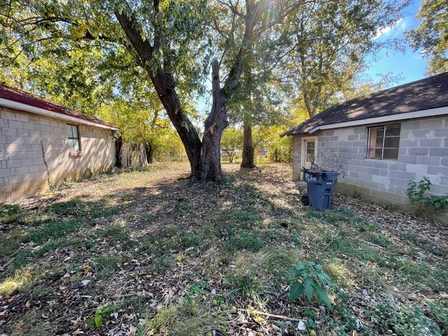 Building Photo - 826 Carneal Rd