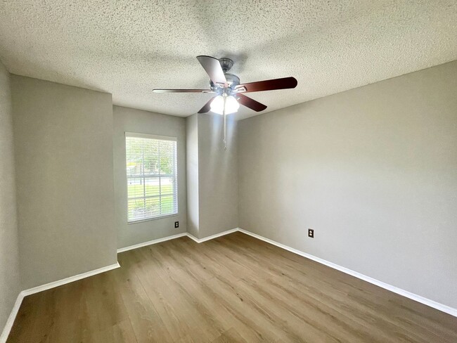 Building Photo - 3/2 ALAFAYA WOODS ADORABLE HOME in OVIEDO!