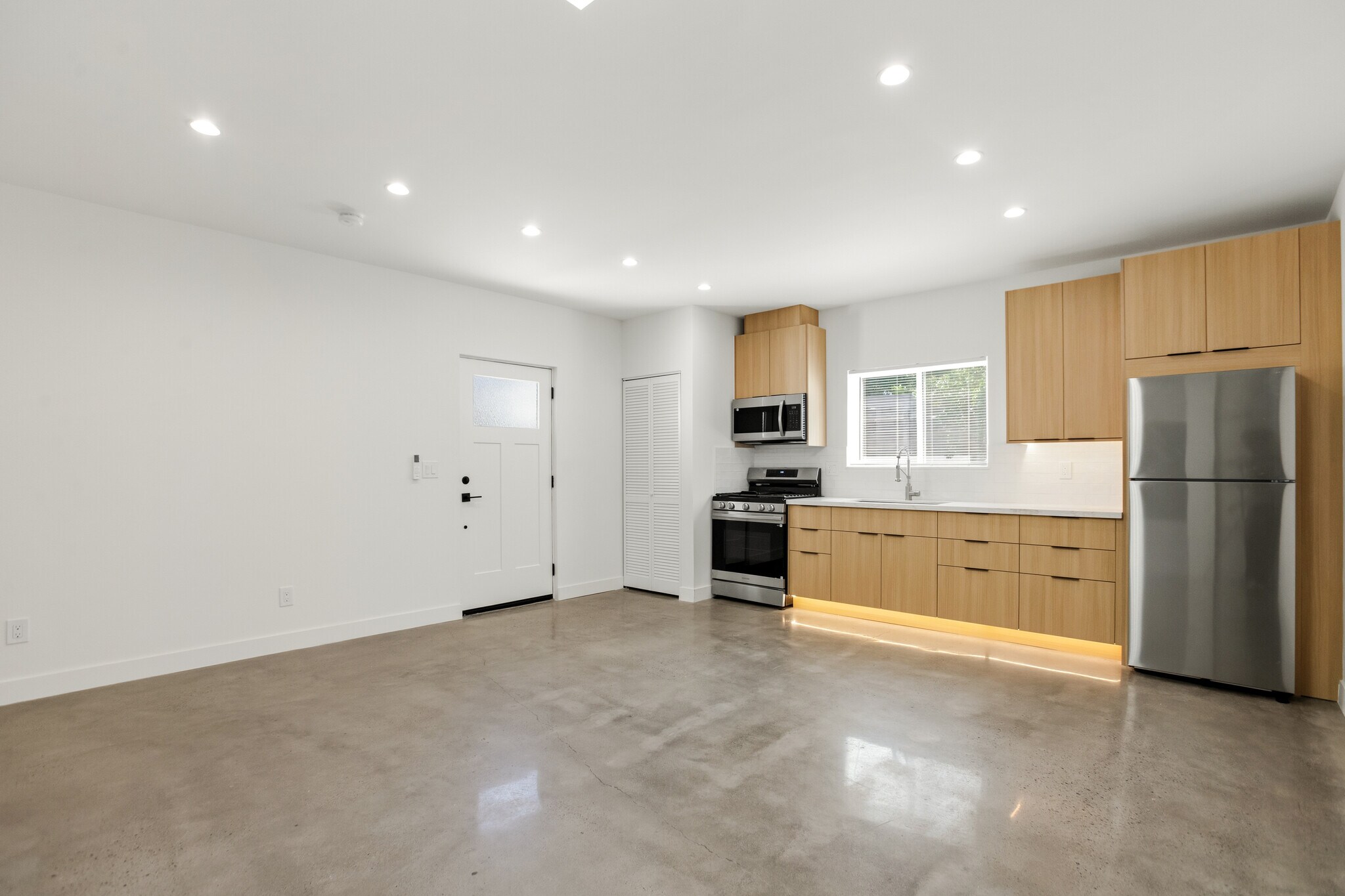 Building Photo - 7314 Fallbrook Ave