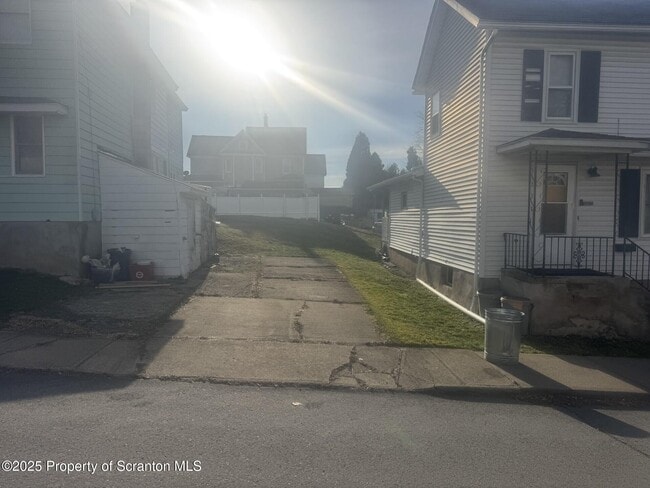 Building Photo - 2001 Price St