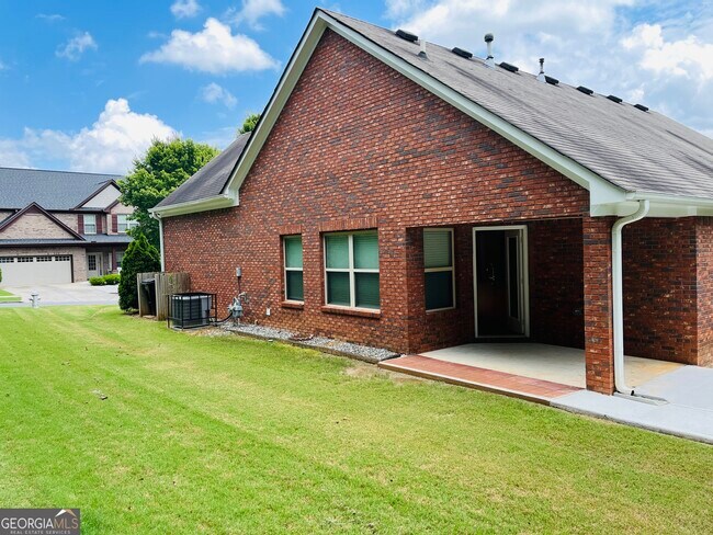 Building Photo - 5750 Crest Hill Dr NE