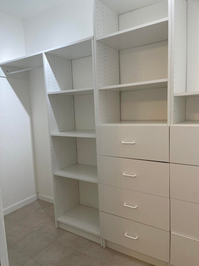 Building Photo - 613 6th Ln