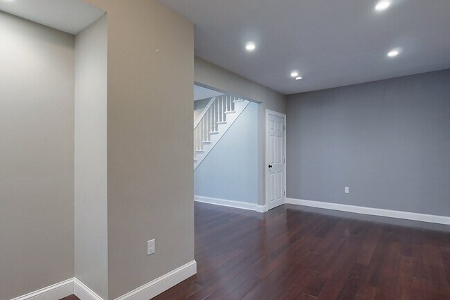 Building Photo - 10-12 Broadway St