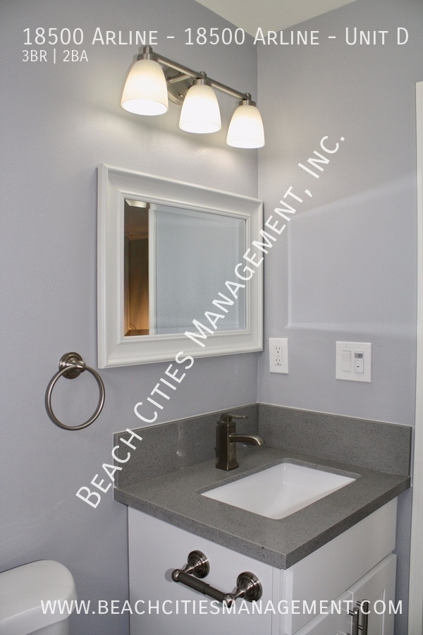 Building Photo - Remodeled 3 Bed, 2.5 Bath Town Home with A...