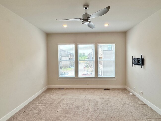 Building Photo - POTOMAC SHORES - BEAUTIFUL VIEWS! (interne...