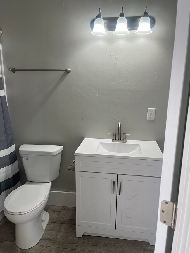 Building Photo - Beautifully Renovated 1 Bed 1 Bath