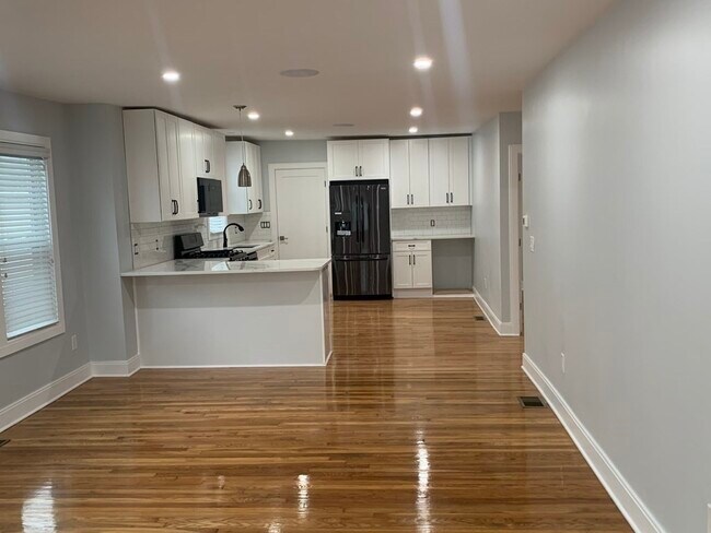 Building Photo - 115 Shore Dr