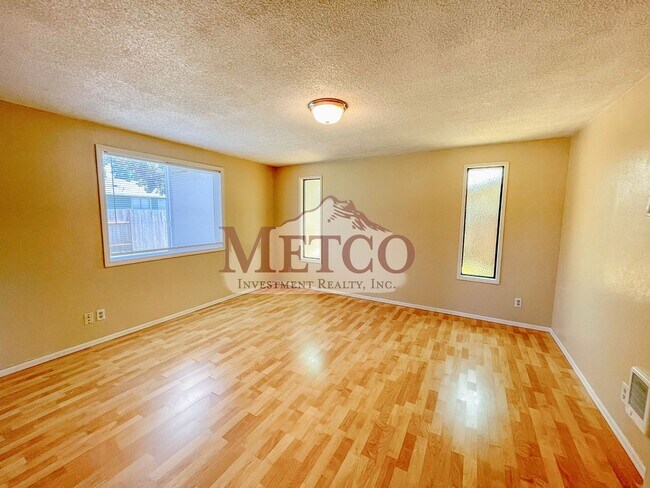 Building Photo - Spacious 4 Bedroom House In Springfield!