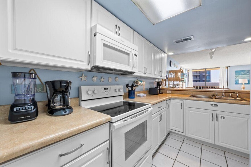 Building Photo - 505 E Beach Blvd