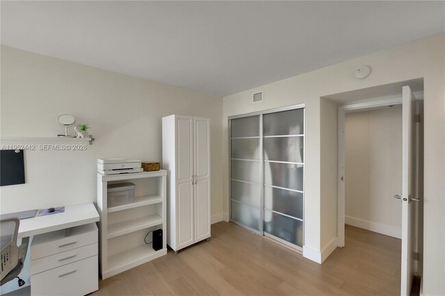 Building Photo - 100 Bayview Dr