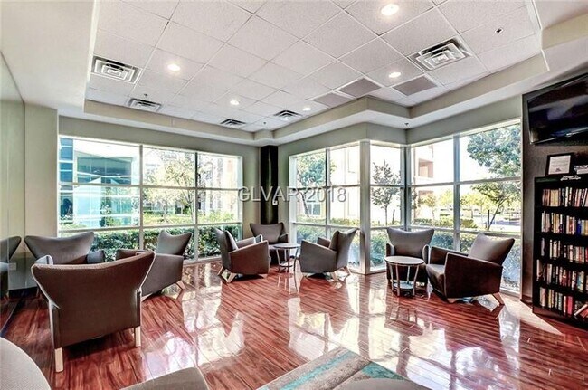 Building Photo - Gorgeous Mid Rise Unit For Lease !!