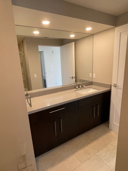 Building Photo - 1666 Greenfield Ave