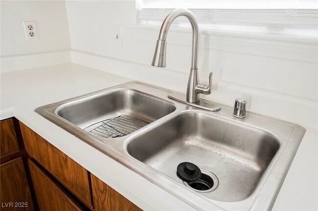 Building Photo - 3823 S Maryland Pkwy